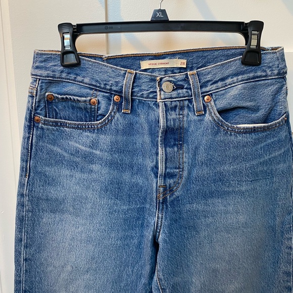 Levi’s Wedgie Straight Distressed cropped blue jeans - Picture 4 of 9